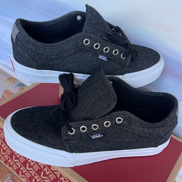 Vans WMNS Chukka Low (Denim) Black/Pewter/White
VN0A38CGRY8
Sneakers - Picture 11 of 16